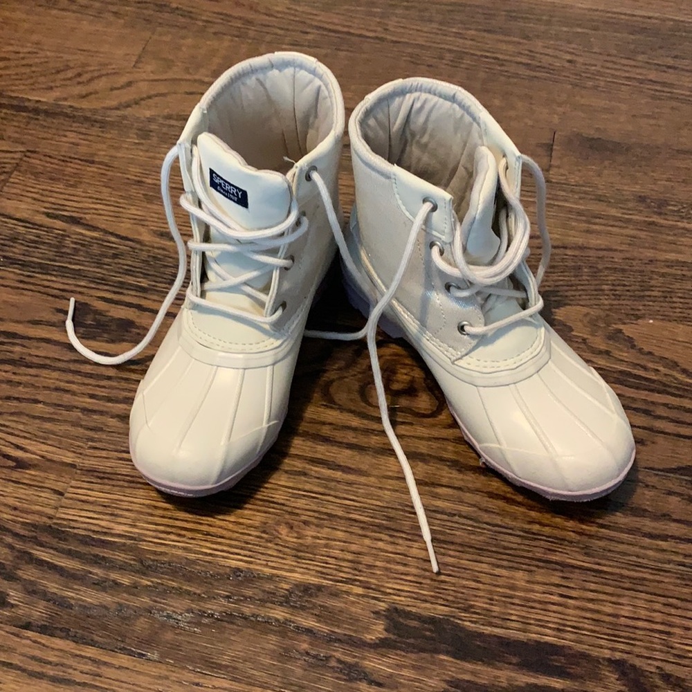 Girls Sperry water resistant duck boot. Worn once.